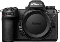 كاميرا Nikon Z6 III باللون الأسود، كاملة الإطار (Full-Frame) وبدون مرآة (Mirrorless) لتصوير الصور والفيديو، مع ميزة التسجيل الداخلي بصيغة RAW بدقة 6K ومعدل 60 إطاراً في الثانية.