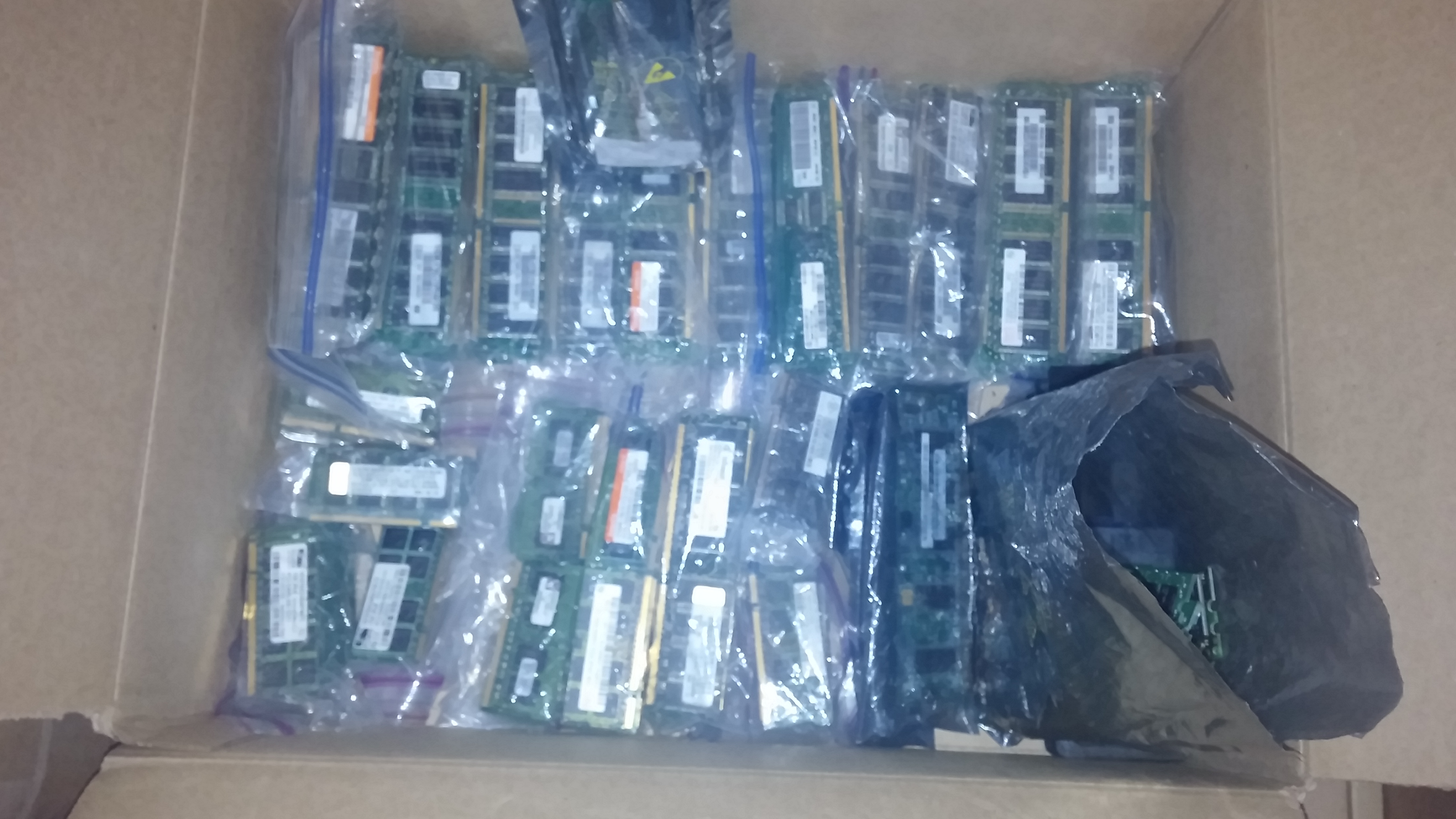 Laptops desktops and server memories lot of 155 pieces mixed sizes- name your price offer