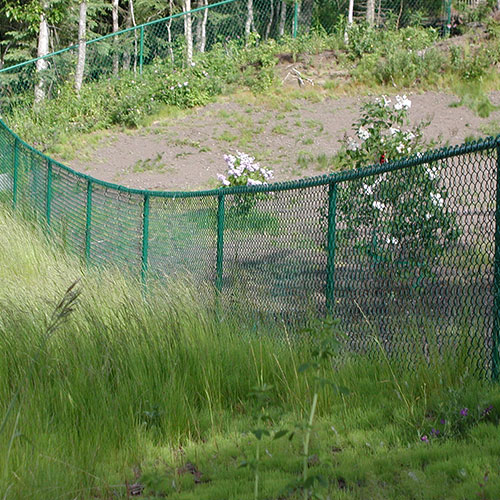 Steel fence with anchorage