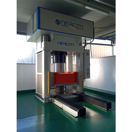 Oleodynamic press for gasket