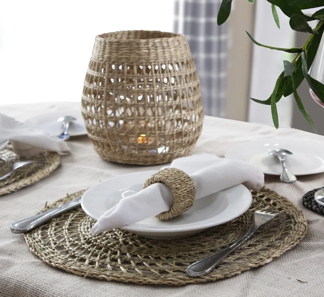 مفارش منسوجة من الأعشاب البحرية، مفارش أطباق مصنوعة يدويًا، أدوات مائدة على الطاولة