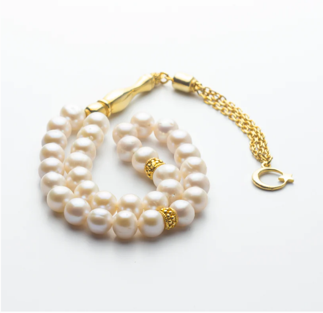 مسبحة من اللؤلؤ بشرّابة من الفضة المطلية بالذهب