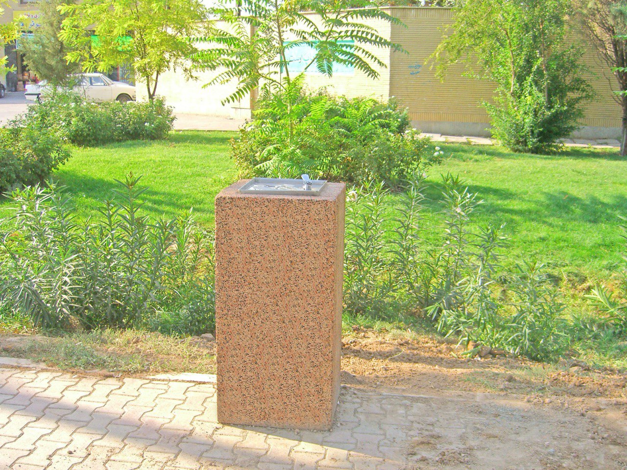 Urban concrete drinking fountain – dura series