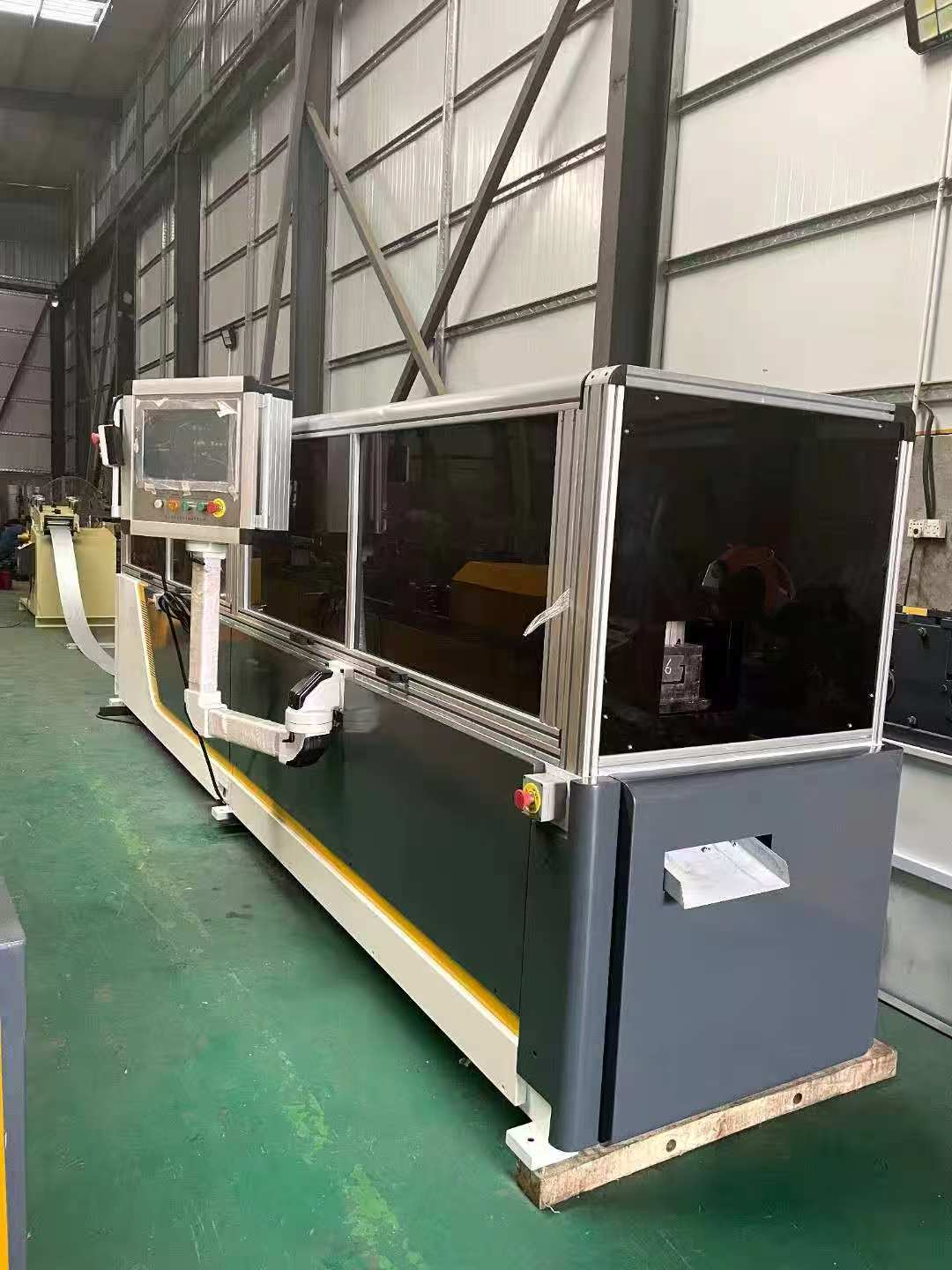The fully automatic light steel keel forming and fixed length cutting machine adopts PLC control_4