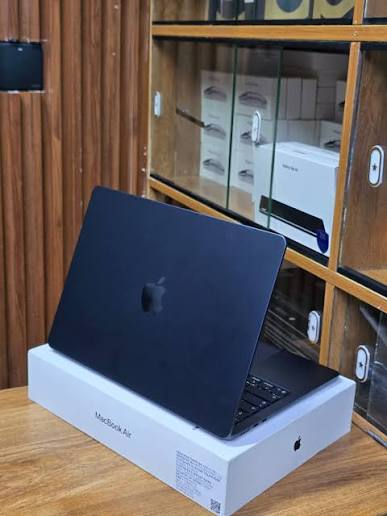 Apple MacBook Air 15-inch Laptop - M5 chip with 10-core CPU and 10-core GPU - 16GB Memory - 512GB SSD - Midnight_2