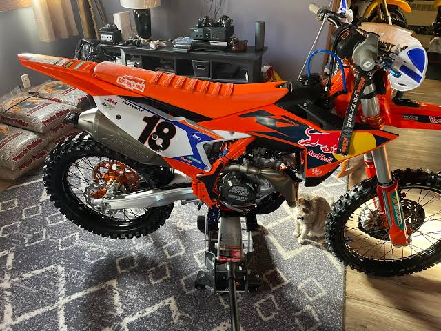 دراجة الموتوكروس KTM 450 SX-F Factory Edition موديل 2023