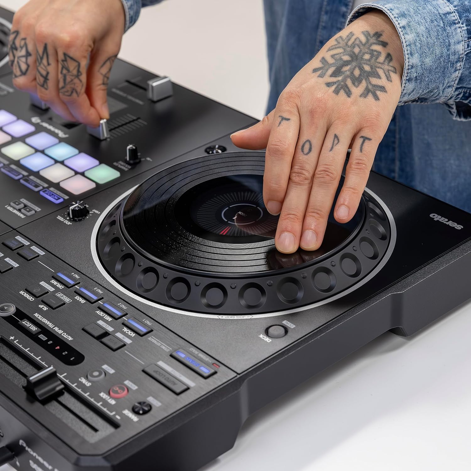Pioneer DJ DDJ-REV5 2-Channel Scratch DJ Controller On-Jog Display_4